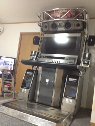 Illustration for article titled Buying Japanese Arcade Cabinets Isn't for the Weak, Feeble or Cheap